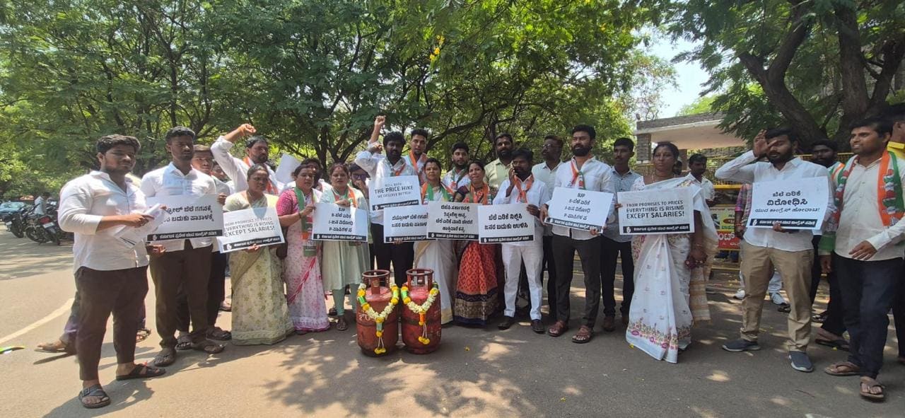 Protest Against ₹50 LPG & ₹2 Petrol Price Hike in Ballari City on 11 April 2025 — photo 2 of 2